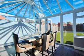 Stunning 4 Bedroom House - Parking and Garden